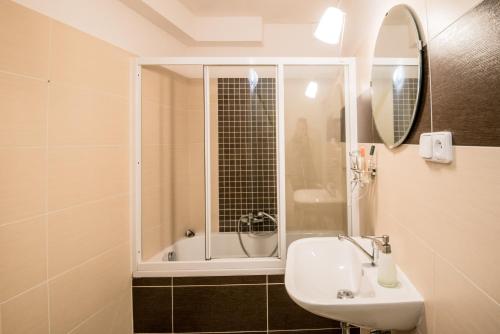 Un baño de Charles Bridge Hostel & Apartments