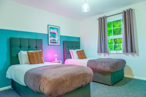 Un pat sau paturi într-o cameră la Pipkin Place Serviced Apartment Coventry