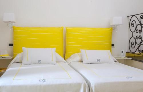 Ένα ή περισσότερα κρεβάτια σε δωμάτιο στο Relais Maresca Luxury Small Hotel & Terrace Restaurant
