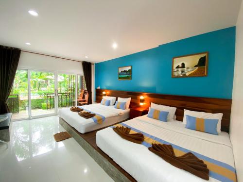Кровать или кровати в номере Hatzanda Lanta Resort - SHA Extra Plus