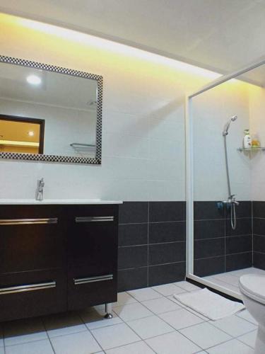 a bathroom with a shower and a sink and a toilet at 台東-卑南綠隧-民宿 --- Green Tunnel BnB in Binlang