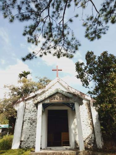 a church with a cross on top of it at 台東-卑南綠隧-民宿 --- Green Tunnel BnB in Binlang
