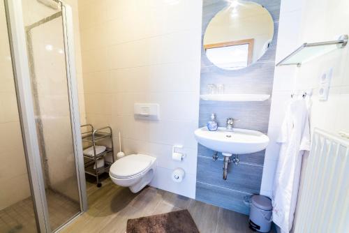 La salle de bains est pourvue de toilettes et d'un lavabo. dans l'établissement Gästezimmer 3 im Landgasthaus Lindenhof, à Fresenburg