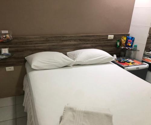 Una cama o camas en una habitación de Hotel dos PRAZERES (Motel)