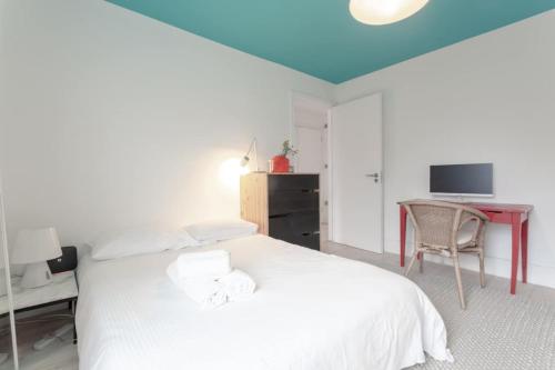 Ένα ή περισσότερα κρεβάτια σε δωμάτιο στο Stylish 2 Bedroom Apartment in London