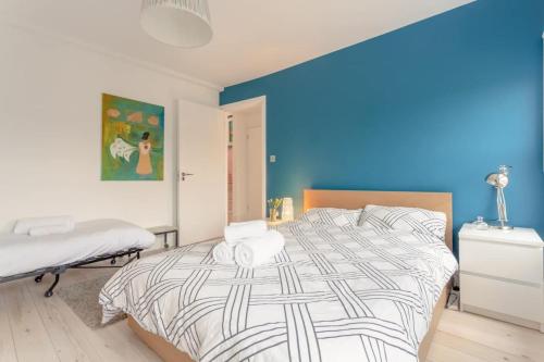 Giường trong phòng chung tại Stylish 2 Bedroom Apartment in London