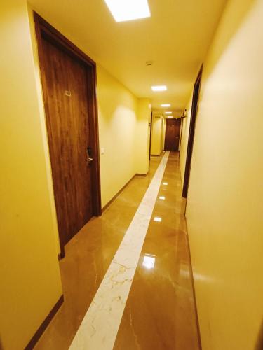 a long hallway with a door and a hallwayngth at Mayda Inn- A Boutique Hotel in New Delhi