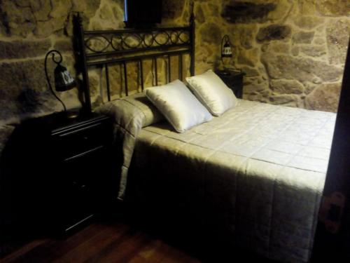1 dormitorio con 1 cama con 2 almohadas en Quinta da Rocha, en Crecíente