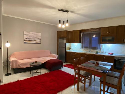 een keuken en een woonkamer met een bed en een tafel bij Lithotomia Mouzaki in Mouzákion