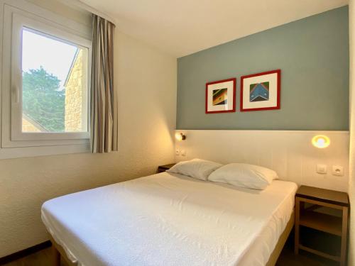 - une chambre avec un lit blanc et une fenêtre dans l'établissement REF 016 Appartement T2 proche port Crouesty et parc du Fogeo, à Arzon