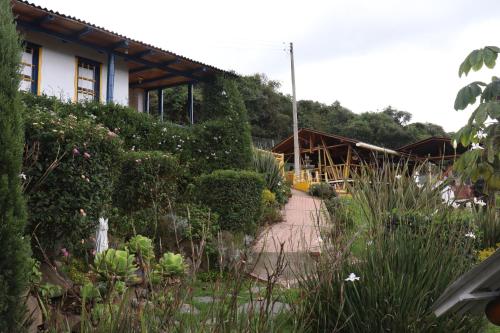 a garden in front of a house with plants at Chalet en Granja Campo Hermoso in Cogua