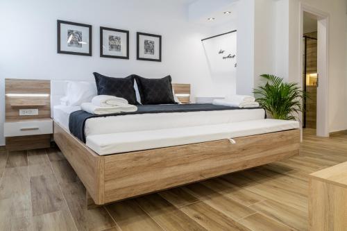 een slaapkamer met een groot bed in een kamer bij Stipa luxury apartment in Tolo