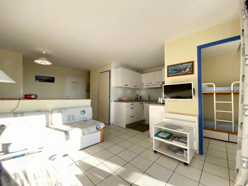 Cette chambre comprend une cuisine avec des placards blancs. dans l'établissement REF 148 Appartement vue mer pour six personnes plage du Fogeo à pieds Port Crouesty ARZON, à Arzon