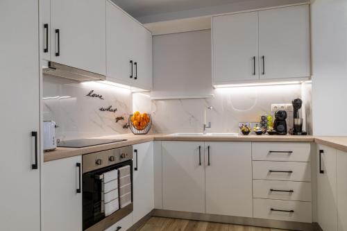 Dapur atau dapur kecil di Sandra's luxury studio apartment