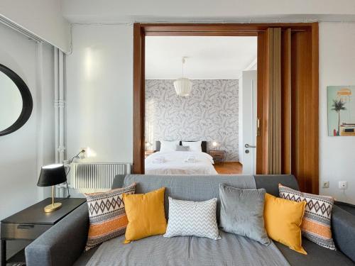 - un salon avec un canapé et un lit dans l'établissement Eolou Sea View 60sqm apt in Paleo Faliro, à Athènes
