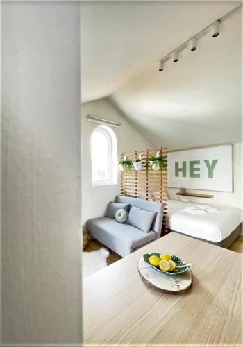 uma sala de estar com uma cama e uma mesa em Hey Studio - Free Parking and free Netflix em Aveiro