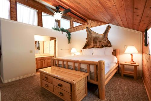 מיטה או מיטות בחדר ב-South Fork Cabin