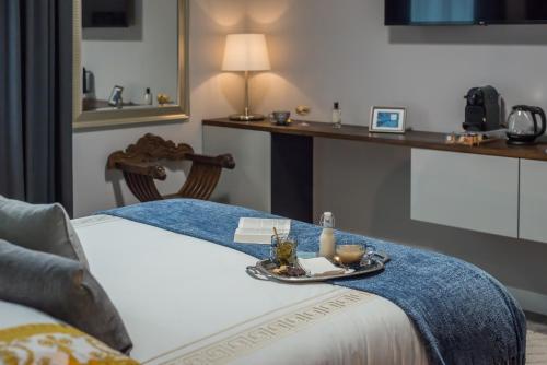 a hotel room with a tray of food on a bed at Al Quadrato in Piobbico