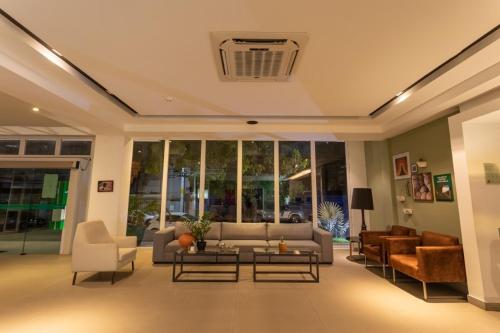 a large living room with a couch and chairs at Ecco Hotel Fortaleza in Fortaleza