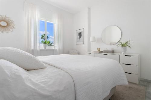Postel nebo postele na pokoji v ubytování Scandinavian style apartment with amazing sea views and south west facing sunny terrace in Miraflores walking distance to the beach!