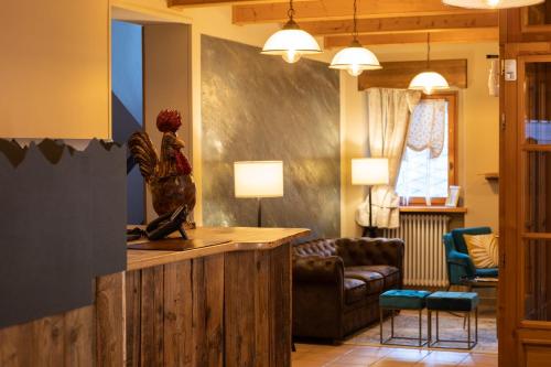 ein Wohnzimmer mit einem Sofa und einem Tisch in der Unterkunft Hotel Mont Velan in Saint-Oyen