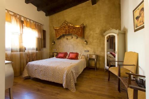 a bedroom with a bed and a mirror on the wall at Hotel Boutique Posada de Sajazarra in Sajazarra