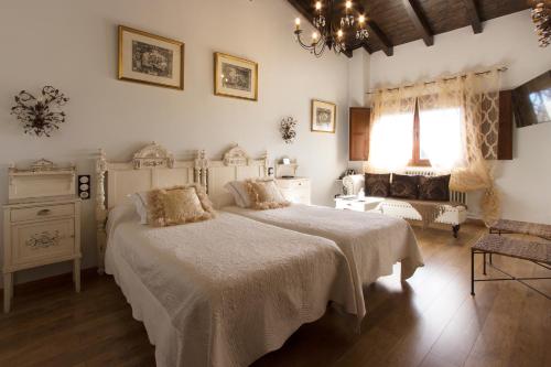 Postel nebo postele na pokoji v ubytování Hotel Boutique Posada de Sajazarra