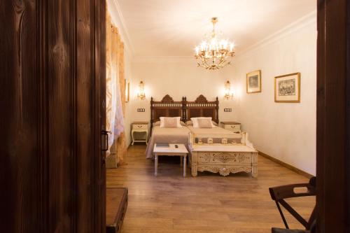 Postel nebo postele na pokoji v ubytování Hotel Boutique Posada de Sajazarra