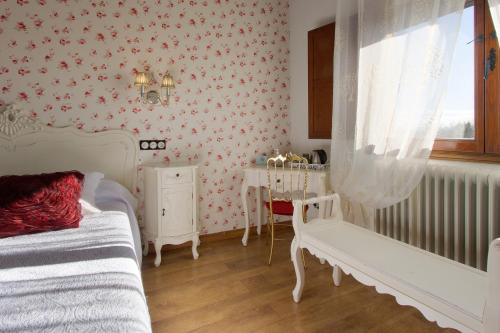 Postel nebo postele na pokoji v ubytování Hotel Boutique Posada de Sajazarra
