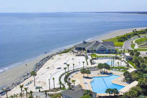 Luftaufnahme eines Ferienresorts mit Strand in der Unterkunft 2925 Atrium in Seabrook Island