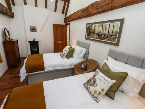 a hotel room with two beds and a couch at The Gatehouse in Sutton in Ashfield