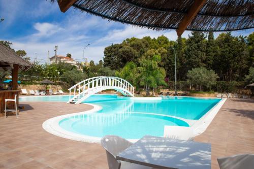 Hồ bơi trong/gần Villaggio Marinella DIRETTAMENTE sul mare