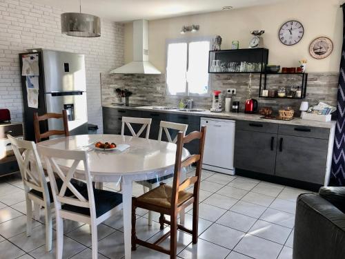 Η κουζίνα ή μικρή κουζίνα στο LE RENDEZ VOUS DES VACANCES