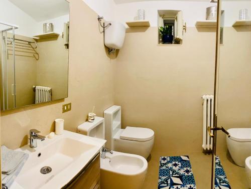 アッシジにあるPalazzo Minciotti Assisiのバスルーム(洗面台、トイレ、鏡付)
