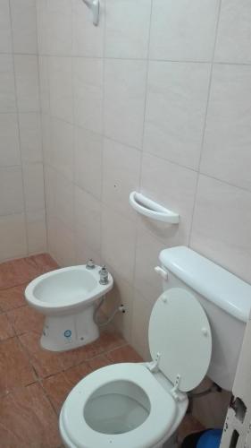 a bathroom with a white toilet and a sink at DEPARTAMENTO CON COCHERA in La Rioja