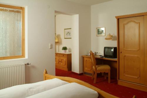 A television and/or entertainment centre at Hotel-Garni Stern - bed & breakfast & more