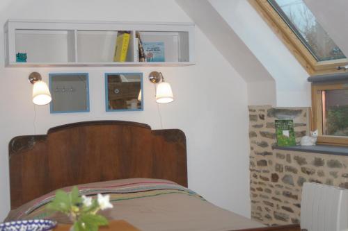 Schlafzimmer mit einem Bett und einem Fenster in der Unterkunft Gîte La Bulle En Baie, proche Mont Saint-Michel, au calme, pour 4 pers in Crollon