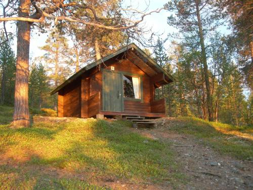 una pequeña cabaña en una colina en un bosque en Kenestupa Matkailukeskus, en Utsjoki