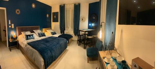 ein Schlafzimmer mit einem Bett und einem Tisch darin in der Unterkunft La Liberté in Narbonne