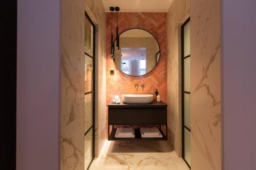 a bathroom with a sink and a mirror at Boutiquehotel Princenjagt in Middelburg
