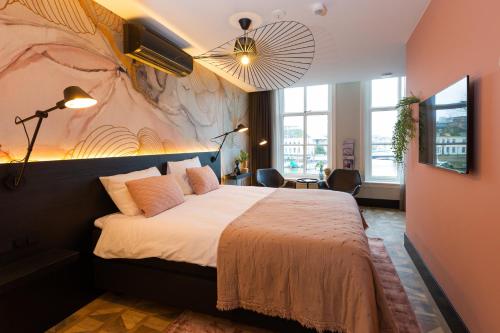 a bedroom with a large bed in a room at Boutiquehotel Princenjagt in Middelburg