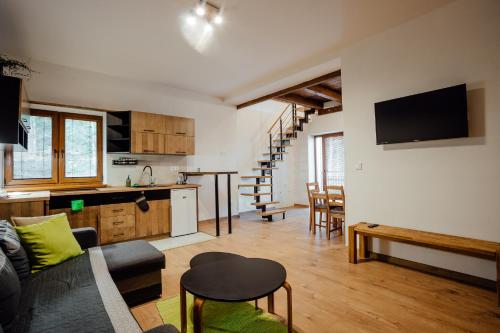 Il comprend un salon avec un canapé et une cuisine. dans l'établissement Apartmány Planina Predná Hora, à Predná Hora