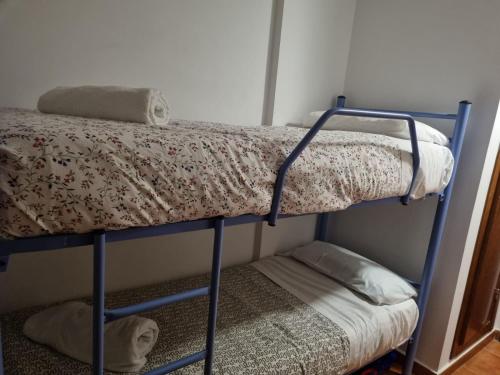 シエラネバダにあるMONTE OIZ ELITEの2段ベッド2台(枕付)が備わる客室です。