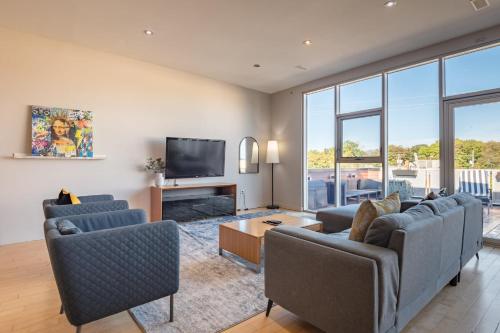 Captivating Quinpool Loft with Massive Terrace – Photos 2
