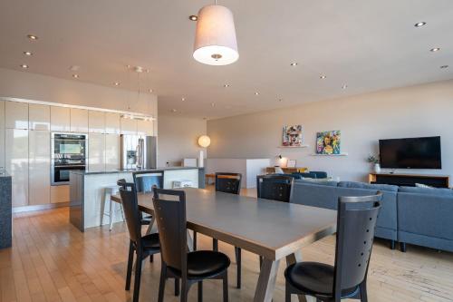 Captivating Quinpool Loft with Massive Terrace – Photos 3