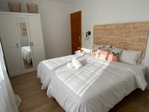 Ένα ή περισσότερα κρεβάτια σε δωμάτιο στο Vilamarlux VI