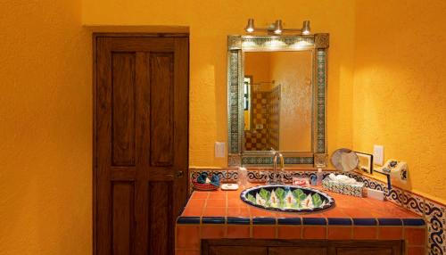 y baño con lavabo y espejo. en El Corazón Golf & Spa Resort Manzanillo en Manzanillo