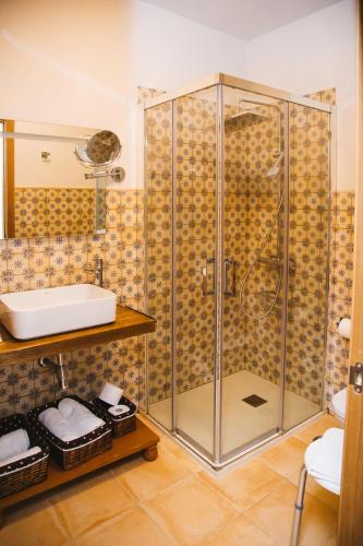 a bathroom with a shower and a sink at LA CASONA DE BAUTISTA 4 estrellas con piscina montanchez CACERES in Montánchez
