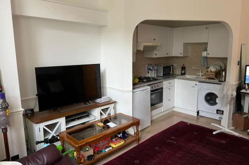 Comfortable 2 Bedroom Apartment in West London