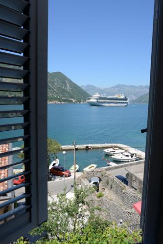 una vista de un crucero en un puerto en Apartments Ivanovic, en Kotor